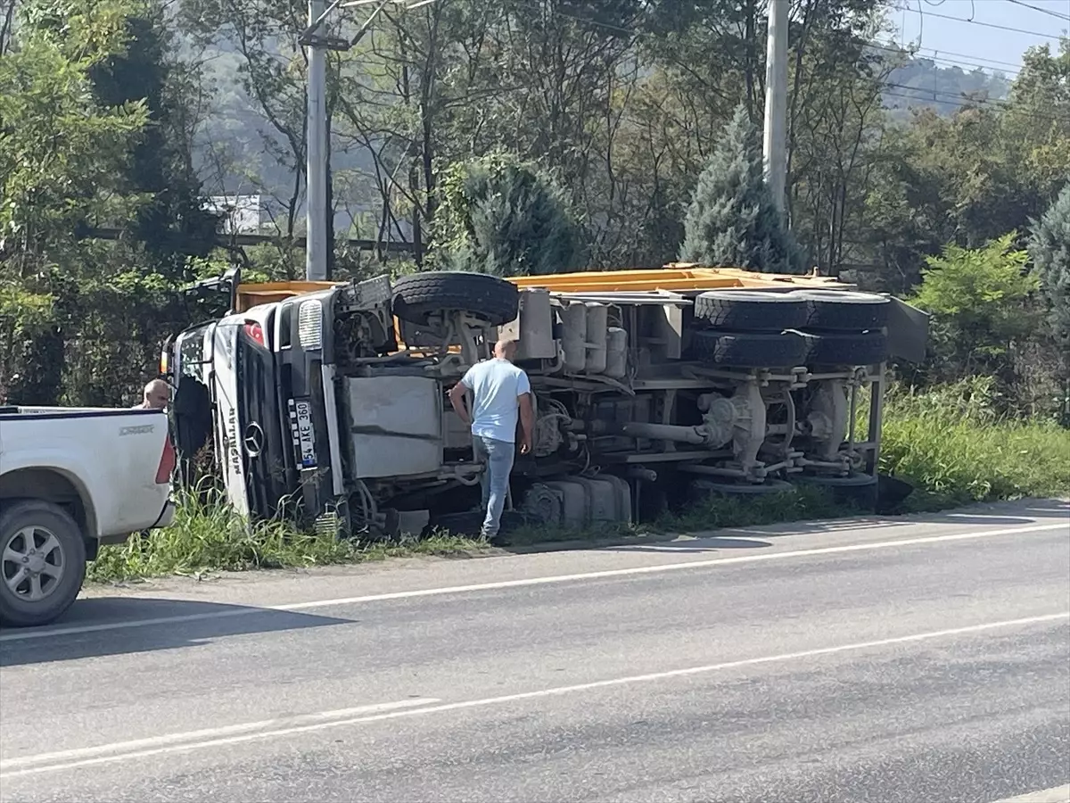 Sakarya Da Devrilen Hafriyat Kamyonunun Suruc 17873503 Amp