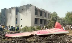 Hindistan'da içinde 242 kişi bulunan uçak düştü!
