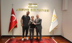 Başkan Karakullukçu,Türkiye Şampiyonu Yağmur Coşkun'u ağırladı