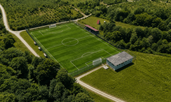 Arifiye Kışlaçay’daki mevcut futbol sahaları FIFA standartlarında yenileniyor.