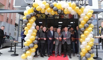 Arifiye'de Pastel Kafe Hizmete Açıldı