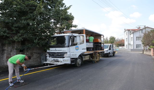 Yukarı Kirazca'da tamamlanan asfalt çalışması sonra Büyükşehir yol çizgilerini çiziyor