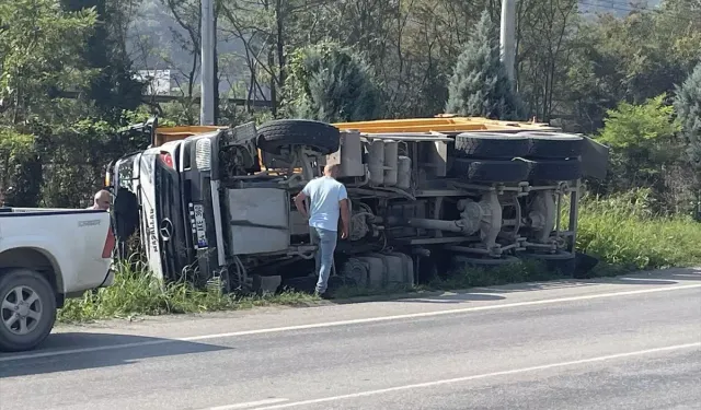 Arifiye'de Hafriyat Kamyonu Devrildi: 1 Yaralı