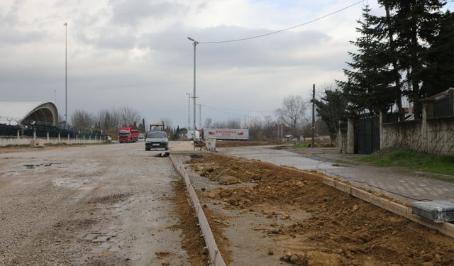 Arifiye Belediyesinden Kirazca Mahallesinde kaldırım çalışmalarına devam ediyor