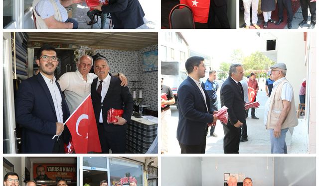 Başkan Karakullukçu, 15 Temmuz’da Esnafa Türk Bayrağı Hediye Etti