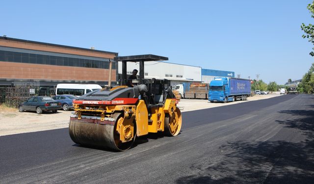 Arifiye Belediyesi Sınır Sokak’ta Asfalt Yenileme Çalışması Yapıyor