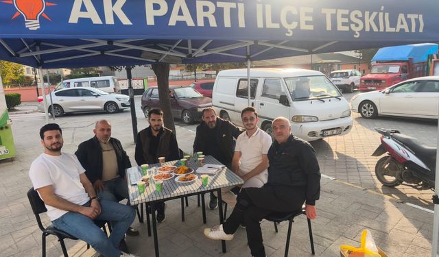 AK Gençlik, Arifiye Meydanı’nda Vatandaşlarla Buluştu
