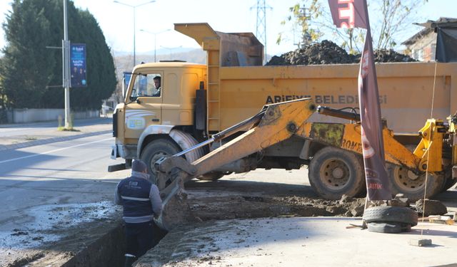 Arifiye - Sapanca yolu üzerinde yağmur suyu düzenlemesi yapılıyor