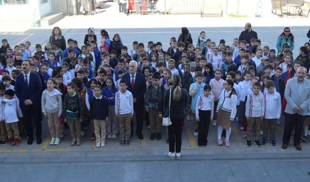İlçe Milli Eğitim Müdüründen Arifiye İlkokuluna bayrak töreni ziyareti