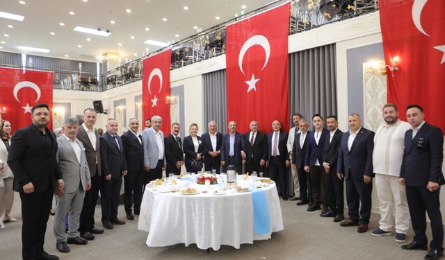 Sakarya protokolü Serdivan'da buluştu: Devlet ve vatandaş bayramlaştı