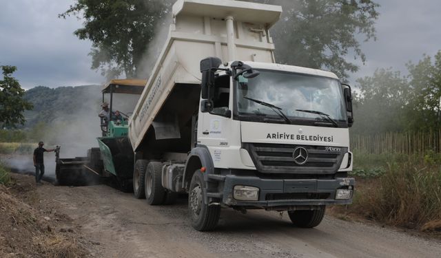 Arifiye Belediyesi Kırsal Mahalleleri Birbirine Bağlayan Yolda Asfalt Çalışmalarına Başladı