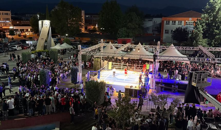 Arifiye’de Türk Kültürü Tanıtım Günleri Kapsamında Boks Gecesi Düzenlendi