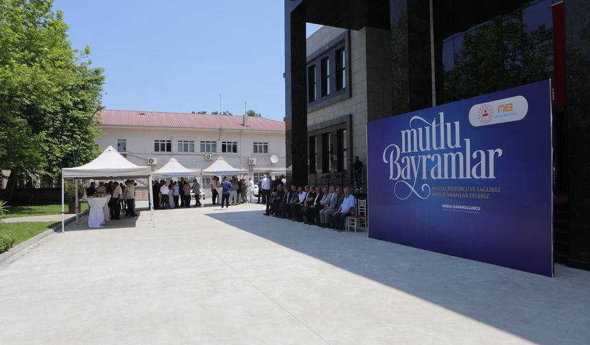 Arifiye'de Geleneksel Bayramlaşma Töreni Yoğun Katılımla Gerçekleşti
