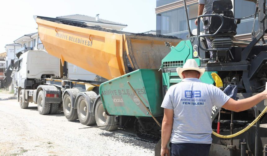 Arifiye Belediyesi Hanlıköy'de asfalt çalışmalarına Başladı.. 3 km yol asfaltlanacak!