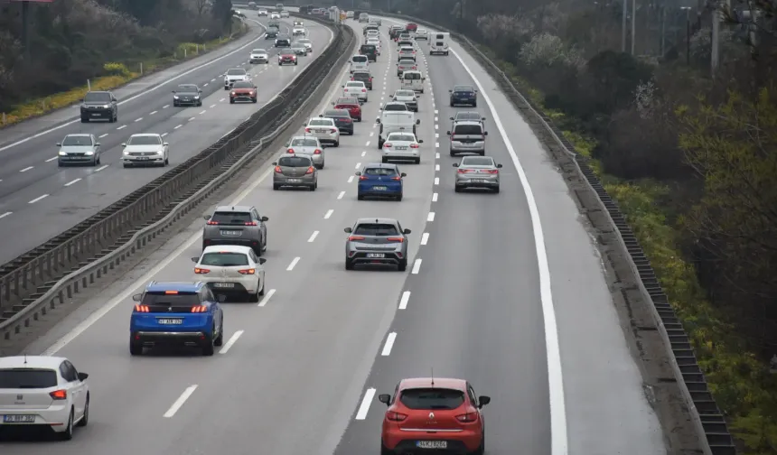 Bayram tatili bitti! Sakarya geçişinde trafik yoğun!