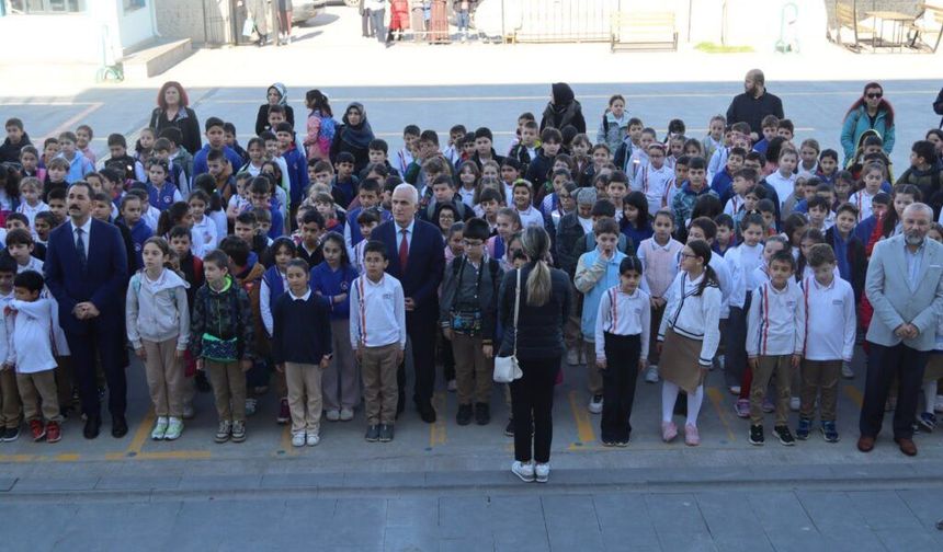 İlçe Milli Eğitim Müdüründen Arifiye İlkokuluna bayrak töreni ziyareti