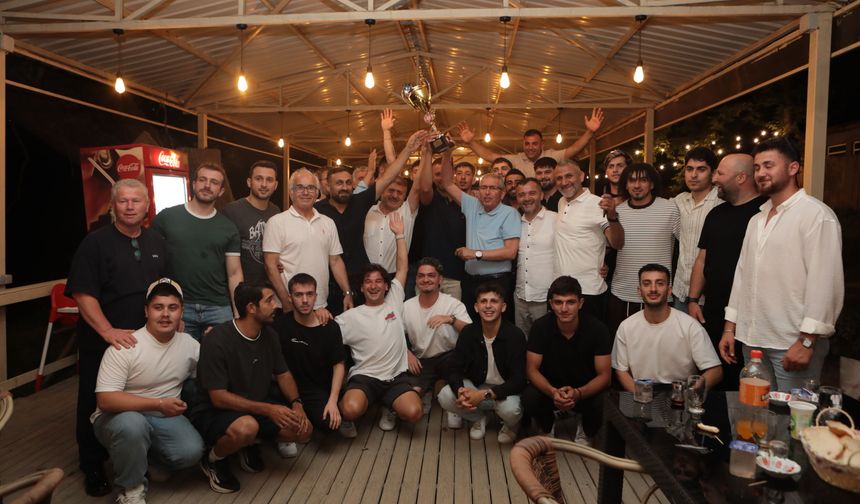 Namağlup Şampiyon Kirazcaspor Kupasını Düzenlenen Gecede Aldı