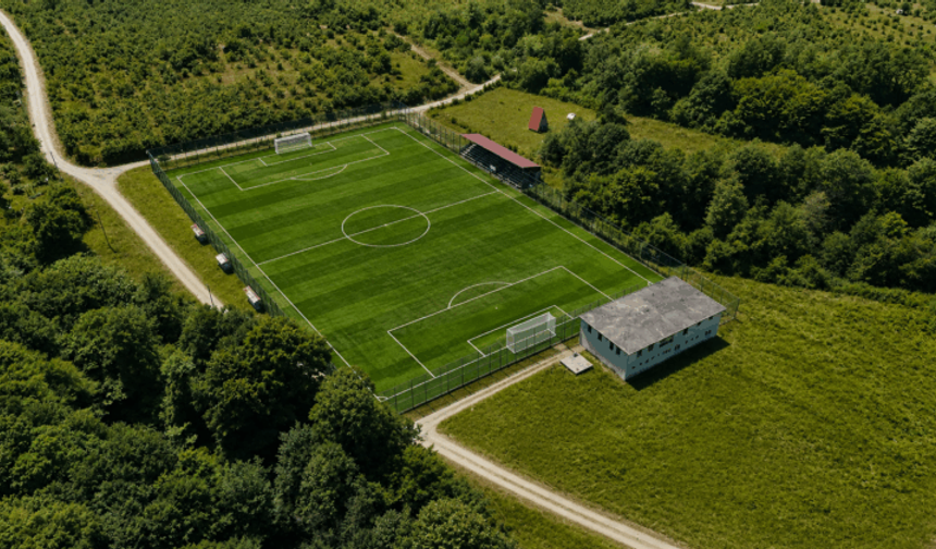 Arifiye Kışlaçay’daki mevcut futbol sahaları FIFA standartlarında yenileniyor.